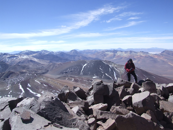 Arriving on the summit of Sairecabur, looking to the north.