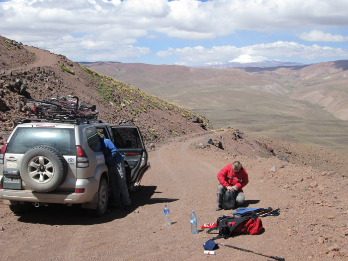 Parkign at 4700m to start the ascent of Tuzgle. 