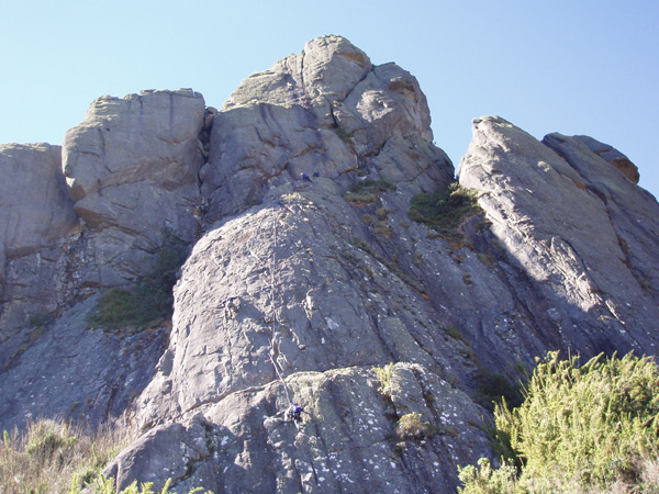 Pedra do Altar, one of the spots with the best rock climbing in the Itatiaia National Park. Climbers are on Cha para Dois (III) and Cafe na Cama (IV), both about VS or grade 5.6