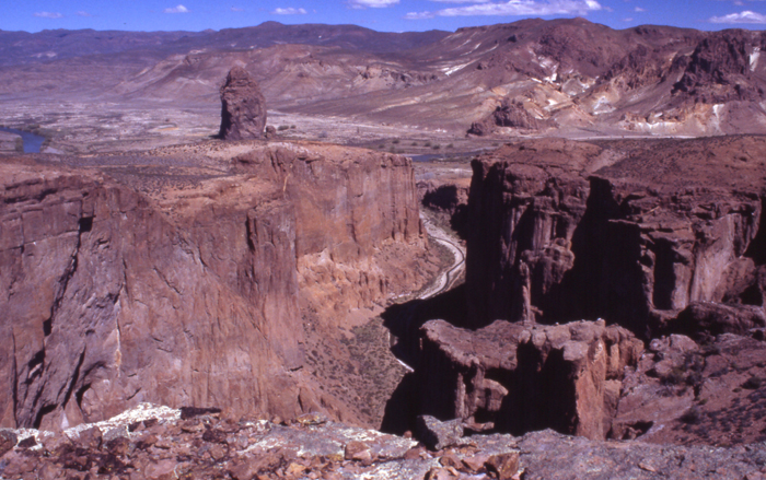 Located just two hours from the town of Esquel in northern Chubut is the very scenic climbing area of Piedra Parada.